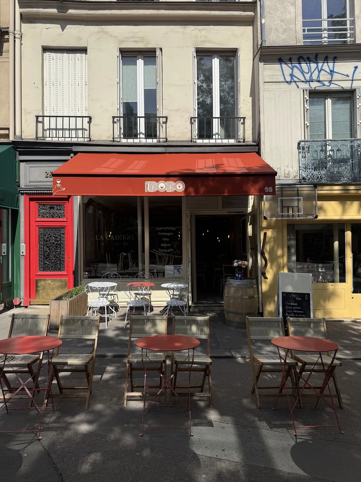 Façade et terrasse de VINOBOBO, bar à vin nature au 28 boulevard du Temple à Paris