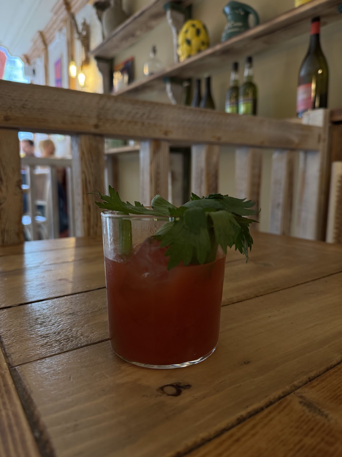 Boisson maison servie sur une table en bois chez VINOBOBO