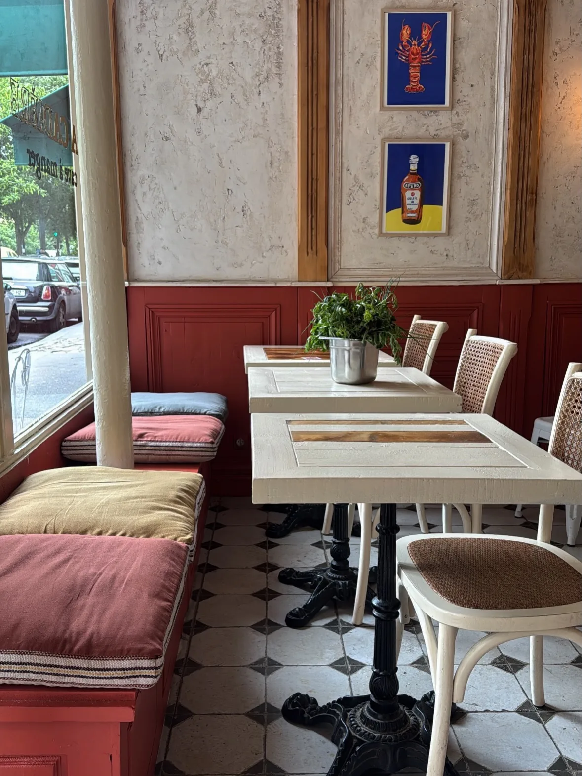 Salle et banquette de VINOBOBO, idéales pour une privatisation à Paris 11e