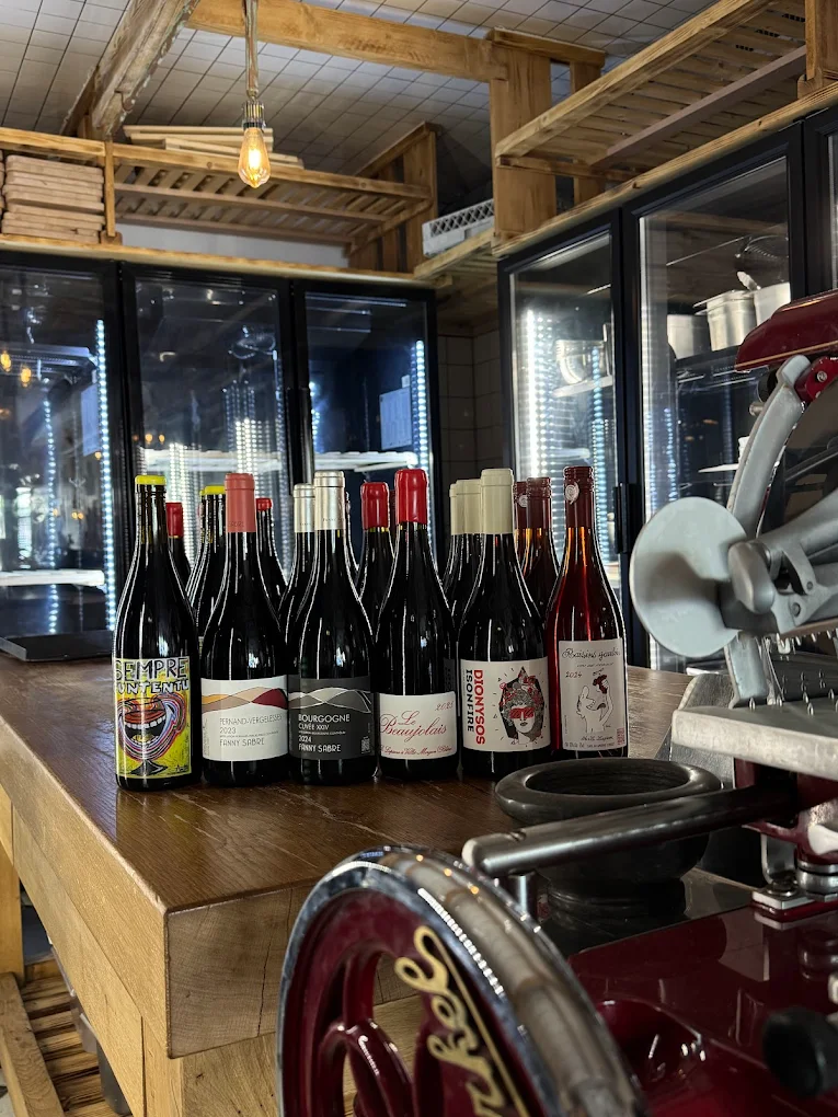 Sélection de bouteilles de vin nature sur le comptoir de VINOBOBO